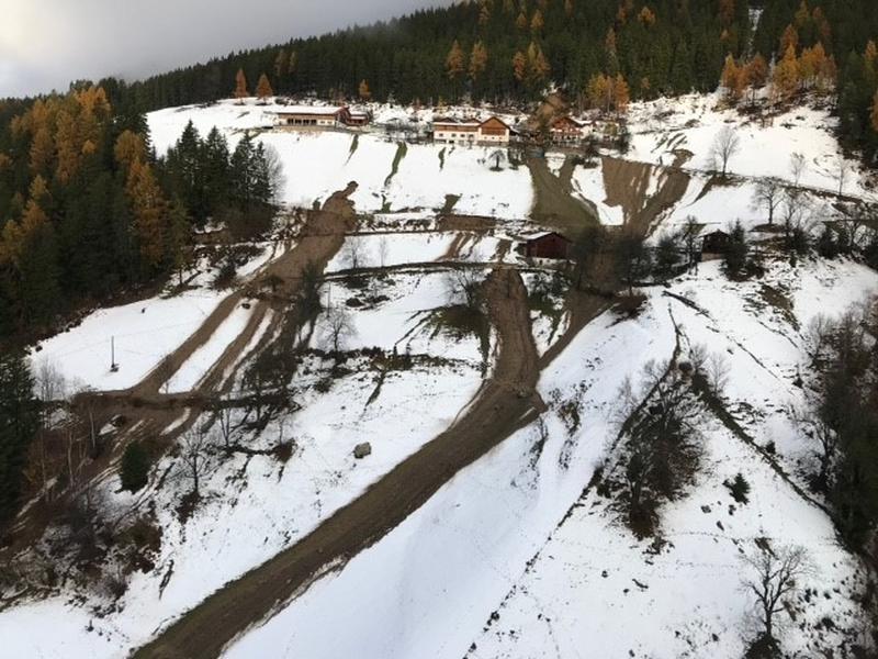 In Flattach sind durch Murenabg&auml;nge zwei H&ouml;fe betroffen. Die Einwohner werden mit Hilfe des Bundesheerhubschraubers Black Hawk am Montagvormittag evakuiert. Foto: Bundesheer