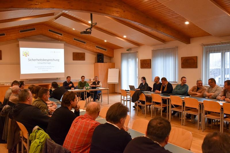 In Spittal fanden Lagebesprechungen unter der Leitung von BH Dr. Klaus Brandner statt. Die B&uuml;rgermeister der betroffenen Gemeinden und Vertreter der Einsatzorganisationen, der Kelag und der Stra&szlig;enverwaltung gaben Zwischenberichte ab. Foto: BFK