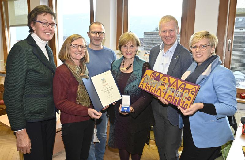 Stolz auf den &bdquo;K&auml;rntner Lorbeer in Silber&ldquo;: die Dorfservice Gr&uuml;nderin und Obfrau Eva Altenmarkter-Fritzer. Bild v. l.: Hildegard Suntinger, Hannelore Hecher, B&uuml;rgermeister Klaus R&uuml;scher aus Malta, Eva Altenmarkter-Fritzer, Johann Oberlerchner (AMS) und Re