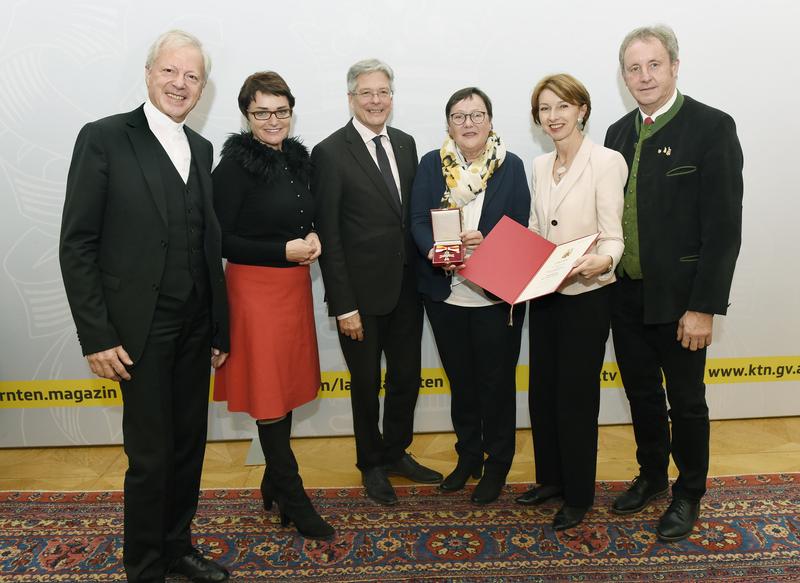 V. l.: Domprobst Engelbert Guggenberger, LH-Stv. Beate Prettner, LH Peter Kaiser, Ingeborg Guggenberger, LH-Stv. Gaby Schaunig, LA Ferdinand Hueter.