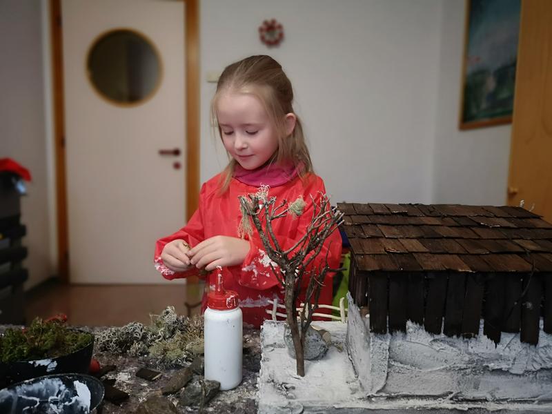 Christina. Viele Tage lang roch es im Kindergarten nach Rinde und  Moos. Mit Naturmaterialien wie Baumflechten, kleinen &Auml;sten, Zapfen und Steinen errichteten die Kinder eine Landschaft rund um ihre Krippen.