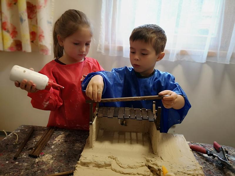 Julia und Noah. Schritt f&uuml;r Schritt bauten die Kleinen ihre Krippe mit Hilfe der Hobby-Krippenbauerin auf. In &uuml;berschaubaren Gruppen von zwei bis vier Kindern wurde flei&szlig;ig  das stabile Fundament errichtet,  Krippenm&ouml;rtel gemischt, verputzt, getrocknet un