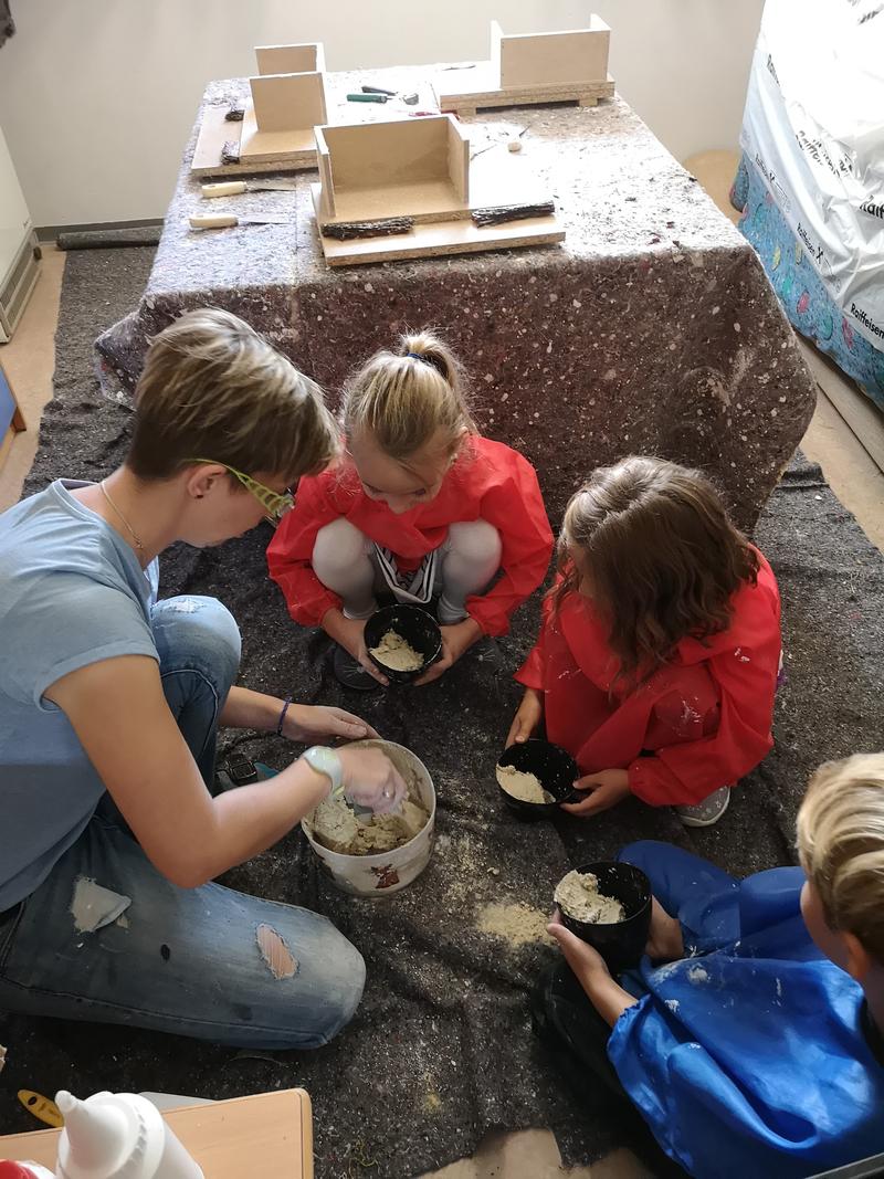 Krippenm&ouml;rtel mischen. Mit viel Geduld und gro&szlig;em  Einf&uuml;hlungsverm&ouml;gen unterst&uuml;tzte Silvia Oberwaditzer die motivierten  Kinder mit kleinen Handgriffen und guten Ratschl&auml;gen.