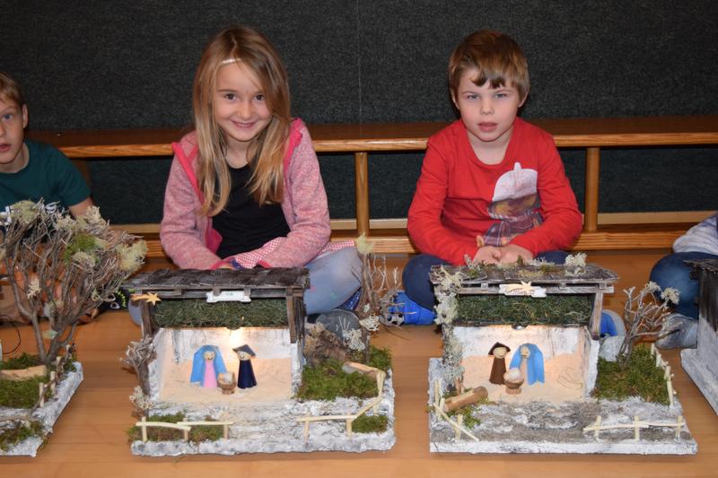 Weil es einfach sch&ouml;n ist, Licht in die Dunkelheit zu bringen, erhielt jeder Stall  ein kleines L&auml;mpchen, das f&uuml;r den hellen Schein sorgte. Maria, Josef und das Jesuskind entstanden aus Holzkegeln, und das Neugeborene betteten die Kinder in eine Walnusssc