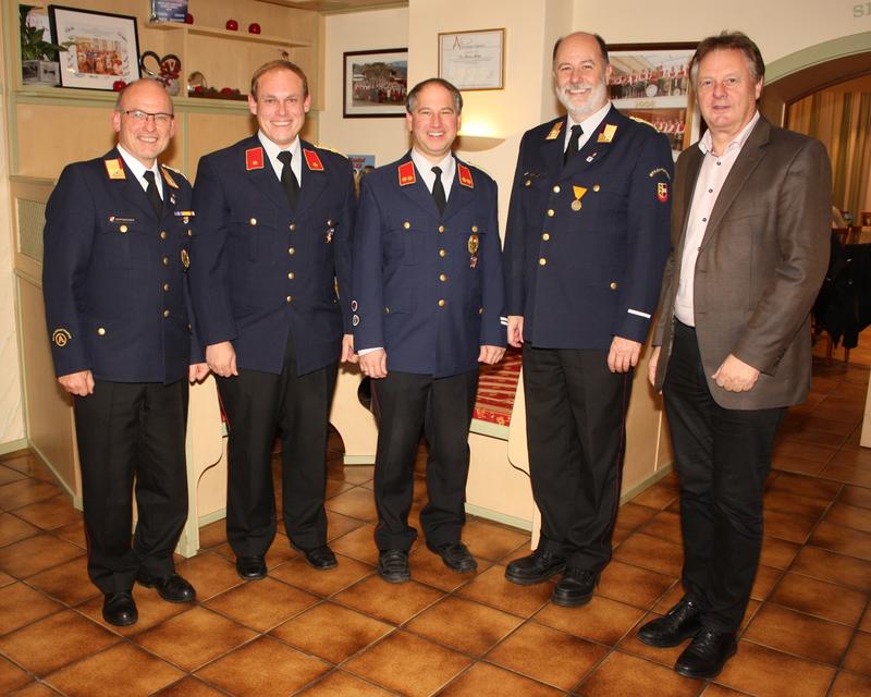 Sie sind stolz auf die Leistungen der Tr&ouml;polacher Wehr: V. l.: AFK Robert Koppensteiner, Kdt-Stv. Gernot Steiner, Kdt. Gerold Katzer, BFKUR Andreas Tonka und Vize-Bgm. Leopold Astner. Foto: Florian Jost