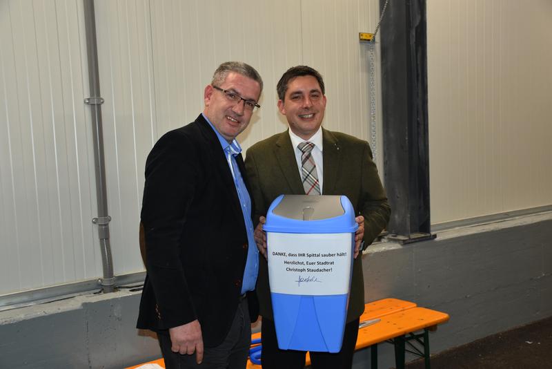 F&uuml;r den Betriebsleiter Ernst Palle ein Einstandsgeschenk von StR Christoph Staudacher..