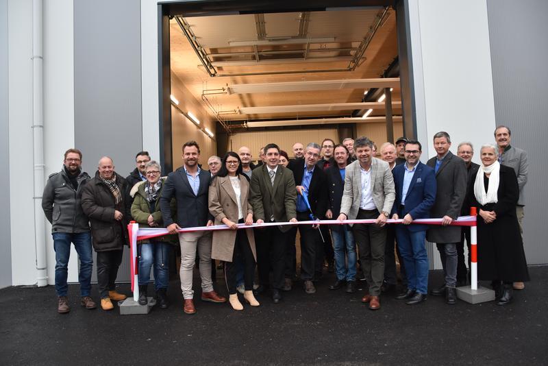 Gemeinsam mit Umweltreferentin LR Sara Schaar, Bgm. Gerhard Pirih, dem zust&auml;ndigen Referenten Vize-Bgm. Peter Neuwirth sowie Betriebsleiter Ernst Palle mit vielen G&auml;sten der &Ouml;ffentlichkeit, den Beteiligten der regionalen Baufirmen und deren Mitarbeitern w