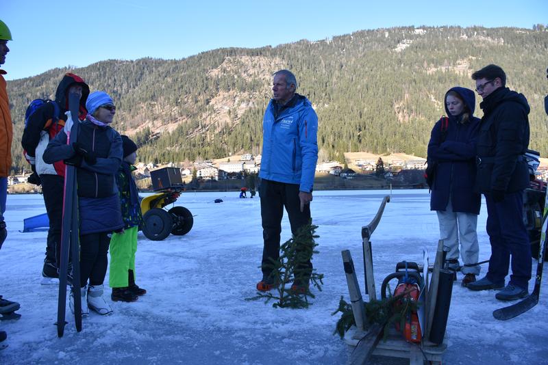 Norbert Jank erkl&auml;rt interessierten, worauf es beim Eis ankommt.