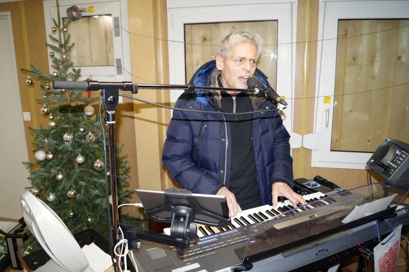 Mit Ernst Jeschke klang der Abend im Weihnachtsdorf musikalisch aus.
