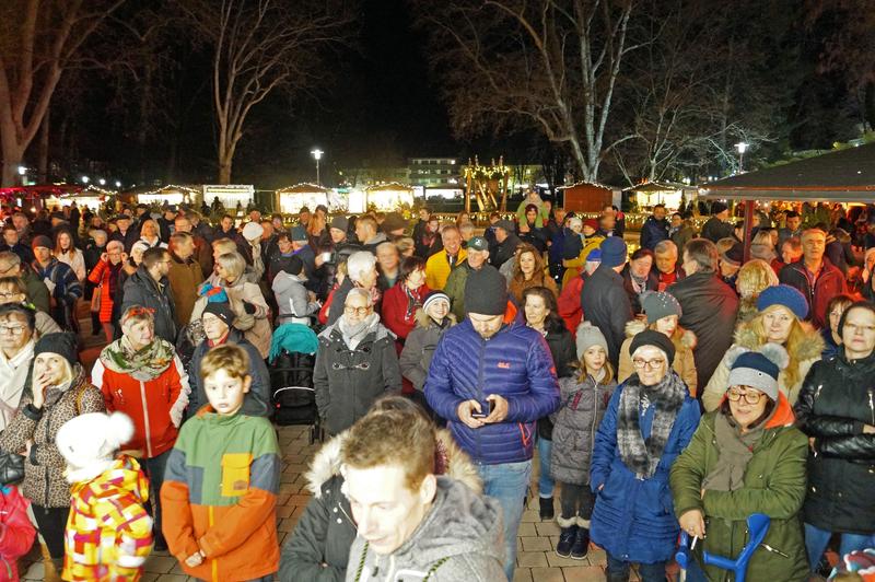 Viele Besucher im Weihnachtsdorf hofften auf einen der Hauptgewinne.