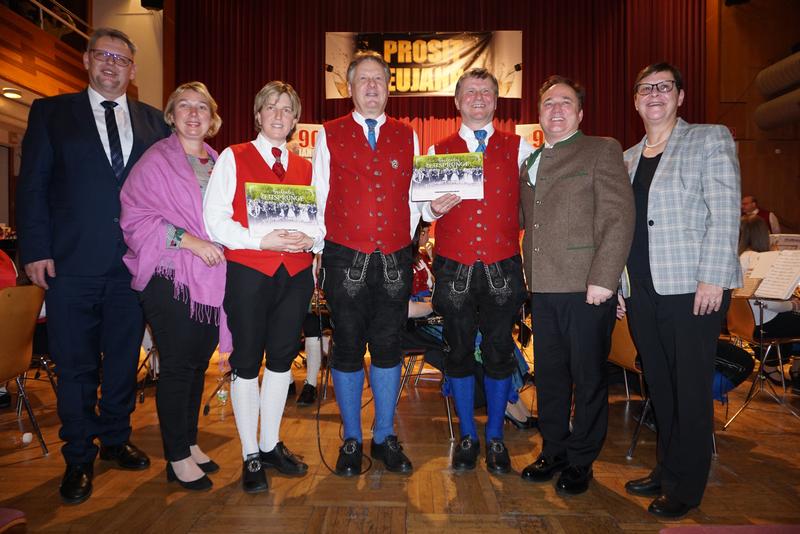 Neujahrsgr&uuml;&szlig;e gab es auch von Vertretern der Gemeindepolitik. V. l.: Vize-Bgm. Christian Potocnik, StR. Christina Ball, Christiane Regittnig-Zankl (Obfrau Stadtkapelle Hermagor), Vize-Bgm. Leopold Astner, Nikolaus Astner (Obmann TK Wulfenia), Bgm. Siegfri