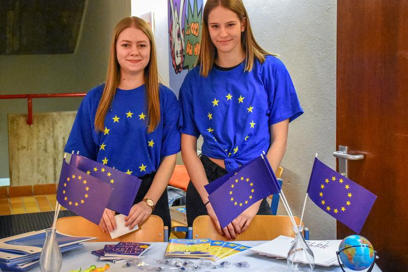 Das internationale Flair von Kultur, Sprache und Gesellschaft fesselte die Jugendlichen in der Station der Auslandspraktika mit Erasmus plus, wo Sch&uuml;ler ihre ersten Auslandserfahrungen pr&auml;sentierten. Foto: HLW