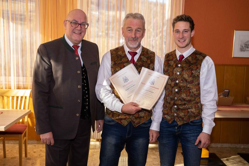 R&uuml;diger Graschitz, Siegbert Penker (Eiserne Ehrenzeichen f&uuml;r 40 Jahre und Silberne Ehrenmedaille), Obmann J&uuml;rgen Erlacher