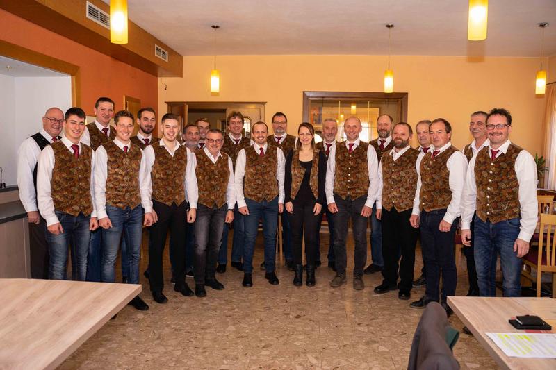 der MGV Kaning mit Chorleiterin Eva-Maria Winkler