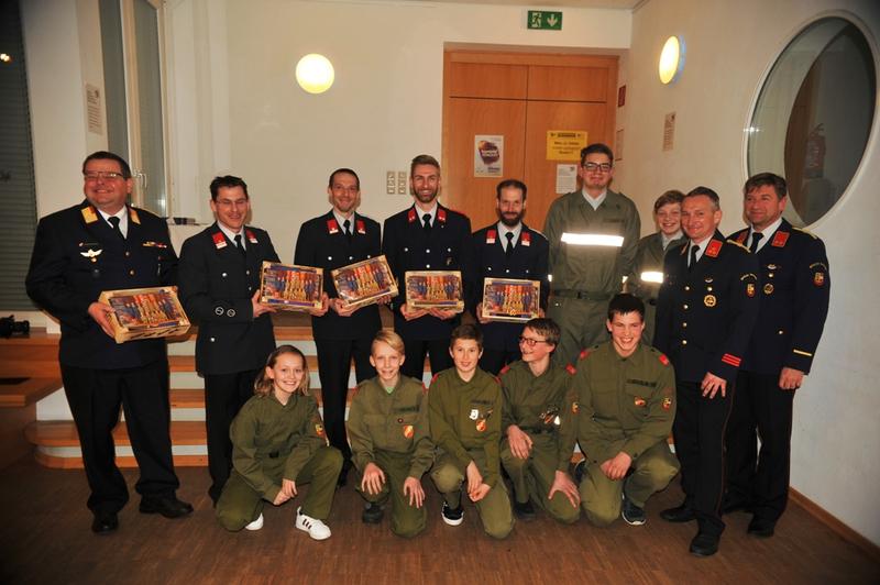 Die Feuerwehrjugend bedankte sich bei den Jugendreferenten mit selbstgebastelten Geschenkskisten f&uuml;r ihre Arbeit.  Foto: FF Hermagor