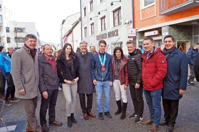 Bgm. Gerhard Pirih, Vater Richard Hoffmann, Schwester Natalie, LH Peter Kaiser, Jugend-Olympiasieger Philip Hoffmann, Mutter Jutta Hoffmann, Landessportdirektor Arno Arthofer, Vize-Bgm. Andreas Unterrieder und StR LA. Christoph Staudacher. Foto: eggspress