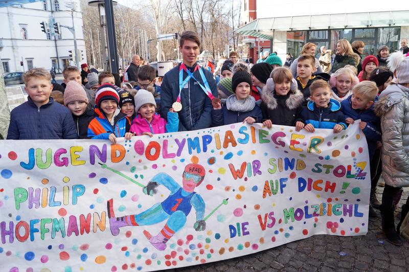 Ihren Champion begr&uuml;&szlig;ten die Kinder der VS Molzbichl.