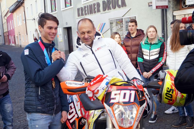 &Uuml;berraschung: Philip Hoffmann durfte mit Enduro-Urgestein Werner M&uuml;ller eine Runde am Rathausplatz drehen Foto: eggspress