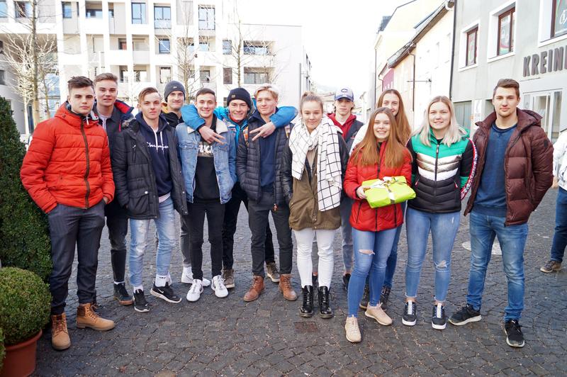 Schulkollegen aus dem Sport-BORG waren ebenso beim Empfang von Philip Hoffmann dabei.