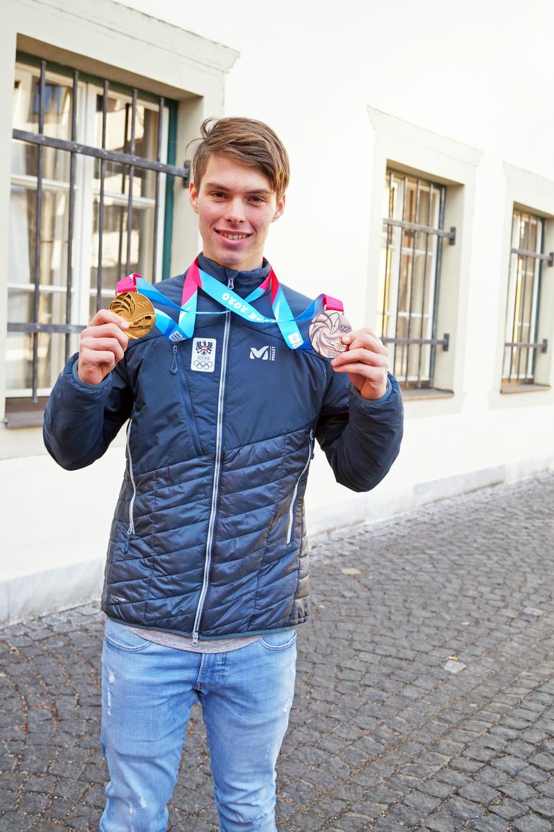 Stolz auf seine beiden Olympischen Medaillen.