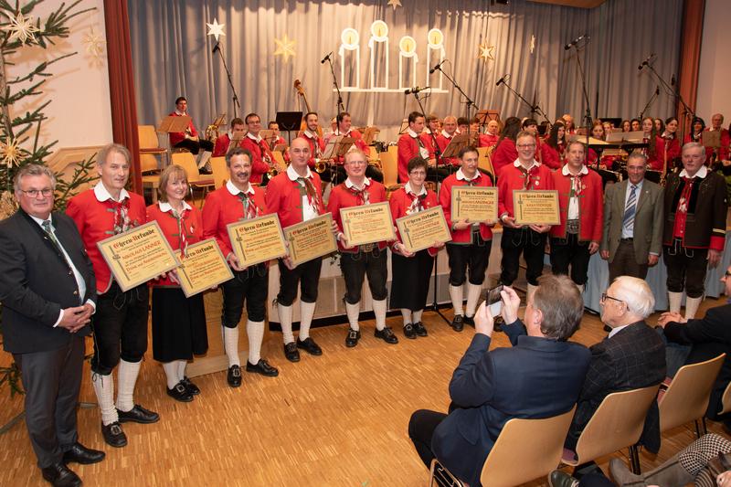 40 Jahre Mitgliedschaft bei der TK Liesing: V. l.:  Bgm. Johann Windbichler, Nikolaus Lanner, Elisabeth und Herwig Unter&uuml;berbacher, Reinhold Pargger, Johann Unterguggenberger, Josefine Ortner, Anton Lanzinger, Julius St&ouml;ffler, Michael Egartner, Anton Webh