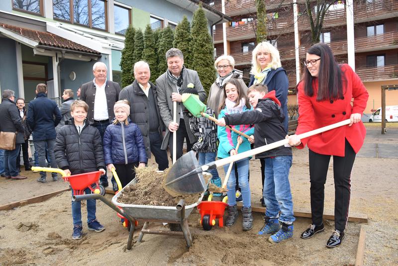 V. l.: Vize-Bgm. Peter Neuwirth, Bgm. Gerhard Pirih, Direktorin Heike Sackl, StR Ina Rauter, LR Sara Schaar mit Sch&uuml;lern der VS Ost.