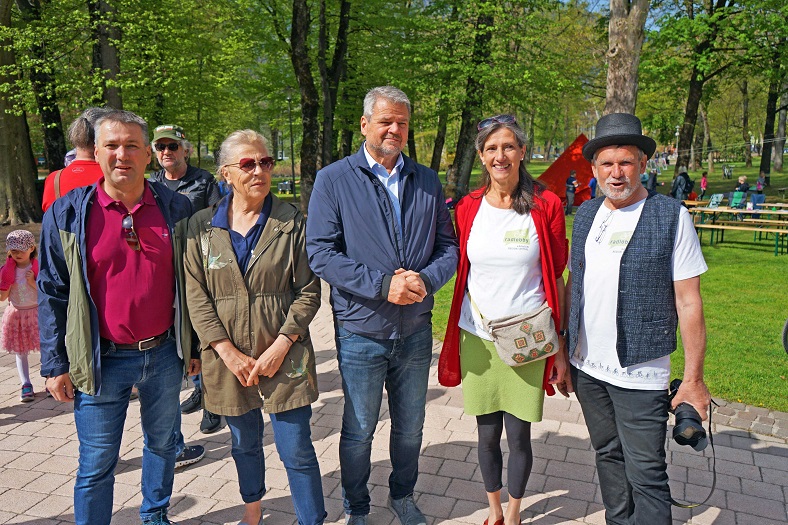 Stadtrat Andreas Unterrieder, Vizeb&uuml;rgermeisterin Angelika Hinteregger, B&uuml;rgermeister Gerhard K&ouml;fer, Gregoria H&ouml;tzer und Erich Auer (beide Radlobby)