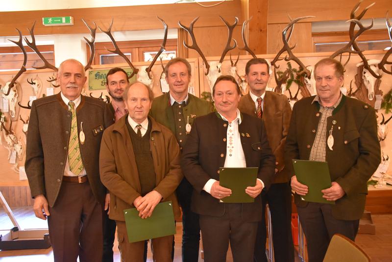 V. l. Bezirksj&auml;germeister Franz Kohlmayer, sein Stellvertreter und Talschaftsreferent Thomas Flei&szlig;ner, LA Ferdinand Hueter, Bezirkshauptmann Klaus Brandner. Vorne: G&uuml;nter Kohlmaier, Hermann Berger und Siegfried Brunner wurden f&uuml;r 40 Jahre Mitgliedschaft b