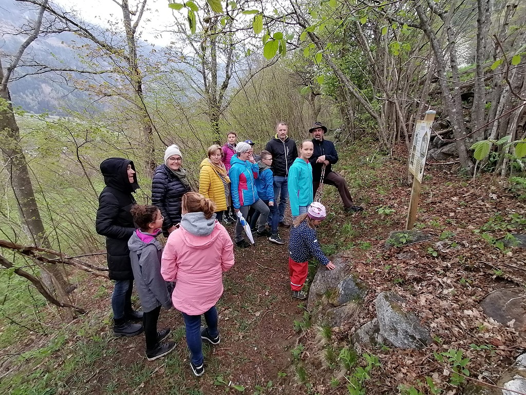 Imkermeister und BZV-Obmann Hansj&uuml;rg Aschbacher f&uuml;hrte die ersten G&auml;ste durch den Bienenlehrpfad.