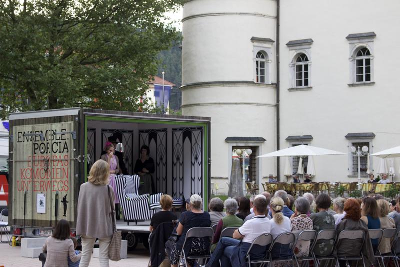 Mit dem Theaterwagen kommen diesen Sommer ganze &bdquo;Minifestivals&ldquo; in die K&auml;rntner Gemeinden. Foto: Ensemble Porcia/Riebler