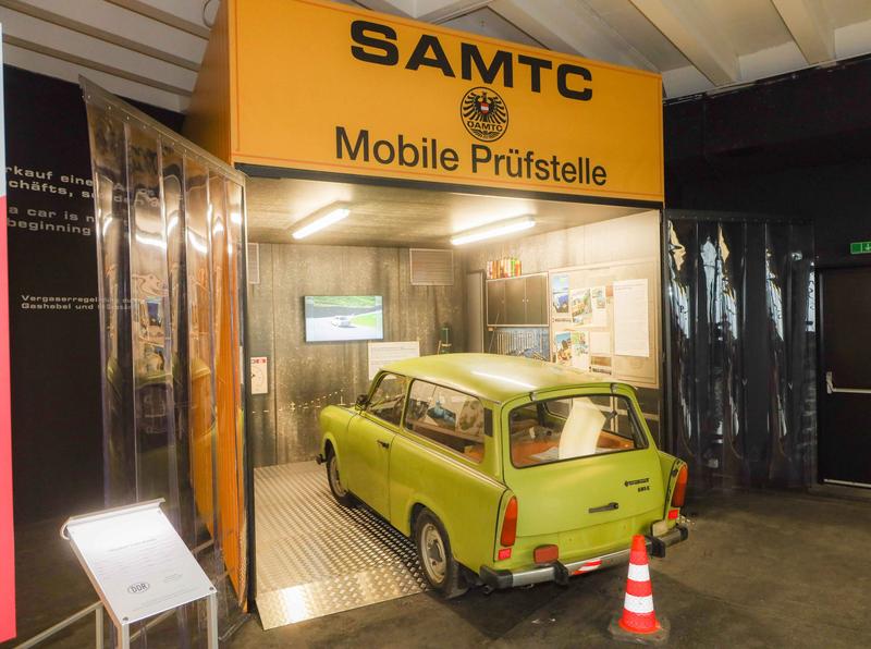 Mit Patrouillen entlang der Strecke und mit dem &bdquo;Glockner-Check&ldquo; an der mobilen Pr&uuml;fstelle sollte damals f&uuml;r die Sicherheit der Trabi-Piloten gesorgt werden. Ein Nachbau der mobilen Pr&uuml;fstelle vermittelt einen Eindruck vom besonderen &bdquo;Trabi-Gef&uuml;hl&ldquo;.