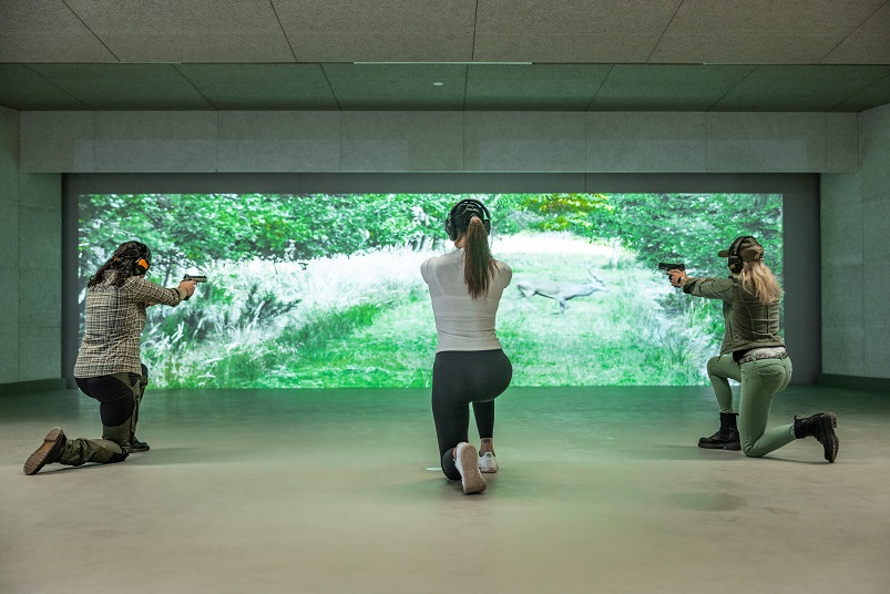 Das Highlight im Schie&szlig;bereich ist das Schie&szlig;kino mit acht Meter breiter Leinwand.