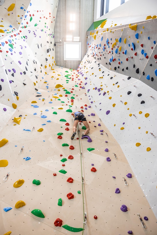 Die 18 Meter hohe Kletterwand verf&uuml;gt &uuml;ber acht Selbstsicherungsautomaten.