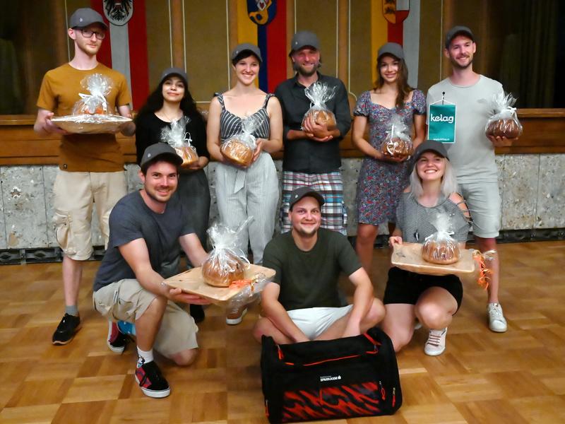 F&uuml;r die Finalistinnen gab es eigens von Johanna Tschabitscher gefertigte Zirbenschalen. Zudem bekamen alle Teilnehmer einen von Erika Drumel selbst gebackenen Reindling mit auf den Nachhauseweg.