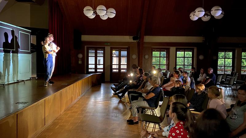 Der Theaterwagen des Ensemble Porcia machte mit dem diesj&auml;hrigen St&uuml;ck &bdquo;Dame Kobold&ldquo; in Kleblach-Lind Station. Da das Wetter nicht mitspielte, wurde die Auff&uuml;hrung von der Dorfarena in den Kultursaal verlegt. W&auml;hrend des Kinderst&uuml;cks &bdquo;Herr Dommeldidot, me