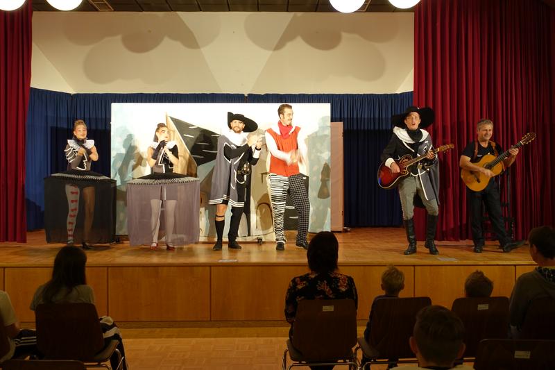 Der Theaterwagen des Ensemble Porcia gastierte in Lind.