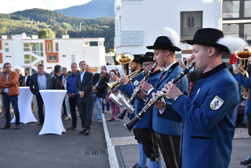 Anrainer, Beteiligte und Vertreter aus der Politik kamen zur Er&ouml;ffnung der neuen Infrastruktur in der Marktgemeinde Seeboden. Die Trachtenkapelle Seeboden spielte den eigens komponierten &bdquo;Seebodner Promenadenmarsch&ldquo;.
