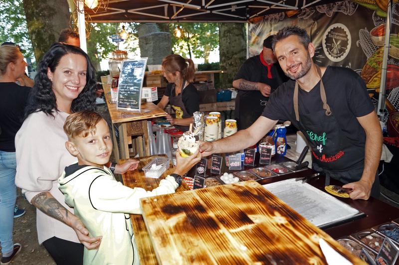 Luca und Magdalena Kleinfercher (links) lie&szlig;en es sich am Stand von Daniel Ramsbacher (Cantina Mexicana und Juicy Lucy) schmecken