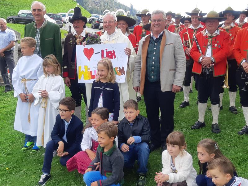 Herzlich begr&uuml;&szlig;t wurde Pfarrer Hohenberger auch von der Musikkapelle, den Kindern und Bgm. Windbichler Foto k.brunner