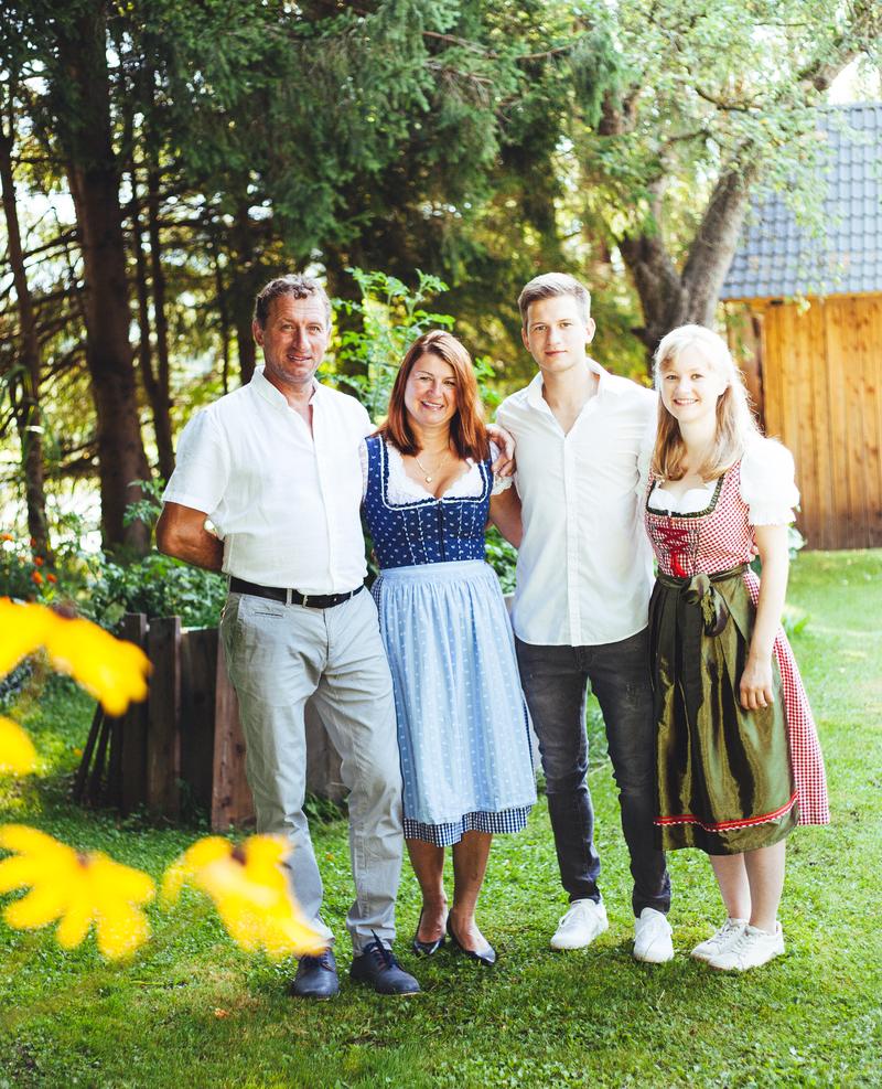 Die Familie hilft mit. V. l. Reinhold und Ulrike Hopfgartner, Sohn Bernhard und Nichte Lydia. Foto: Manuela Wilpernig