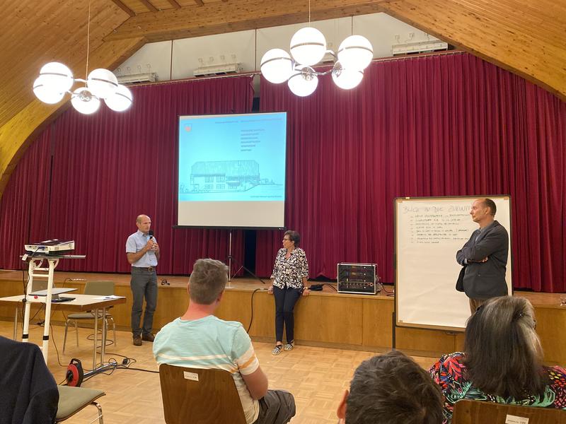 V. l.: Bgm. Manfred Flei&szlig;ner, Moderatorin Mag. Kristin Pan und Arch. DI Werner-Lorenz Kircher holten sich bei der Bev&ouml;lkerung Anregungen f&uuml;r die Neugestaltung des in die Jahre gekommenen Lindner Mehrzweckhauses.