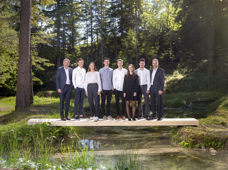 Im Traditionsunternehmen bringt sich die dritte und vierte Generation der Familie Theurl ein. V. l.: Stefan, Daniel, Theresa, Roland, Nico, Lisa, Gerald und Hannes Theurl.