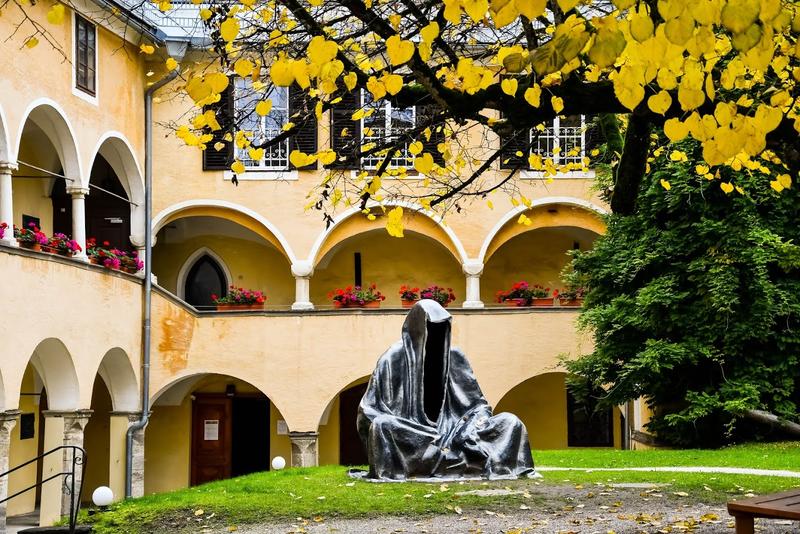 115 Tage lang wurde das einzigartige Ambiente des Stifts Millstatt mit zeitgen&ouml;ssischen Ausstellungen &bdquo;bespielt&ldquo;, die kostenfrei besucht werden konnten: Malerei, Skulpturen, vielf&auml;ltige Licht- und andere Installationen, Fotographien, Keramik und Holzarbei