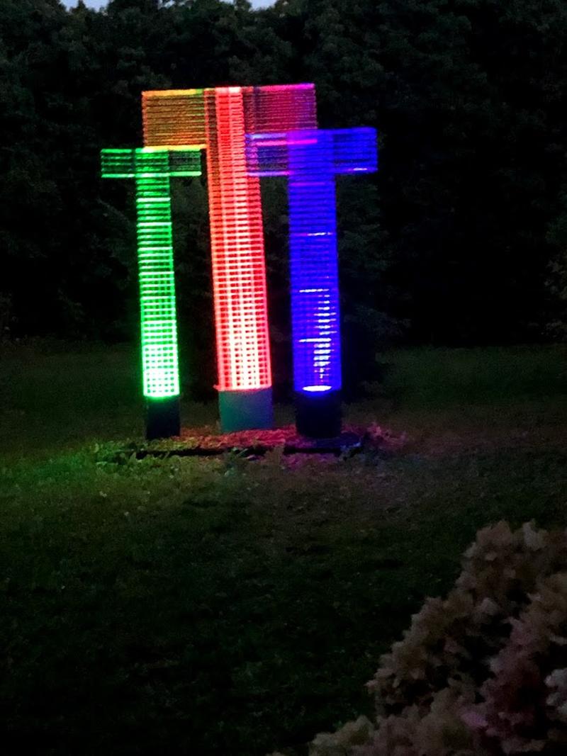 Christoph Luckeneder besch&auml;ftigte sich in seinen Lichtinstallationen kritisch mit dem Themen Glaube und Kirche.