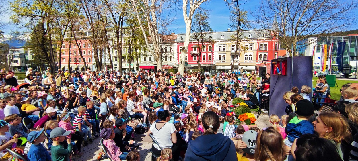 Ein gro&szlig;er Erfolg war auch das Kasperltheater vor dem Schloss Porcia mit dem M&ouml;lltaler Puppenspieler Andreas Ulbrich. Die Vorf&uuml;hrung lie&szlig;en sich hunderte Kinder und ihre Eltern nicht entgehen.