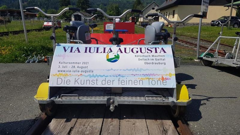 Ein Konzert spielt am aufgelassenen Bahnhof in K&ouml;tschach.