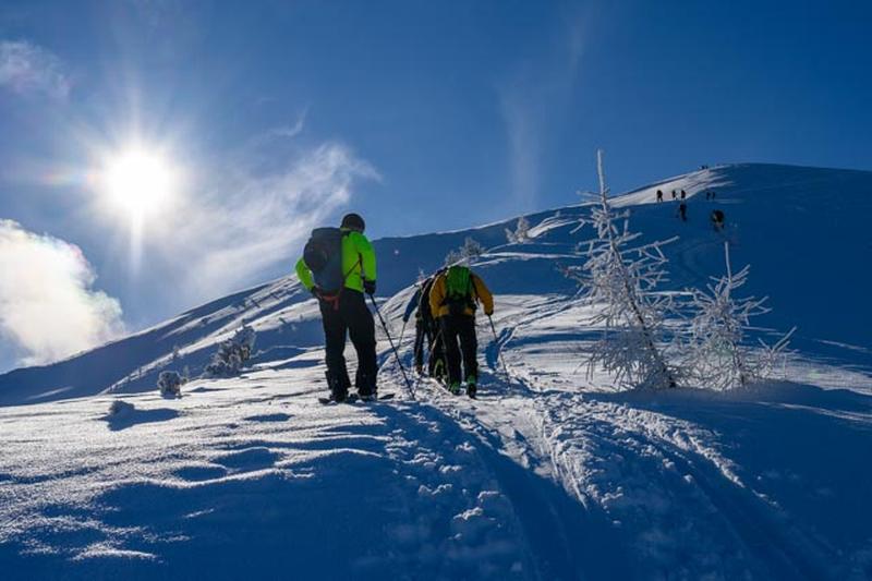 Das sch&ouml;ne Wetter lockt viele Tourengeher in die Berge. In Zeiten der Corona-Beschr&auml;nkungen oft eine willkommene M&ouml;glichkeit hinaus zu kommen. Foto: Auer