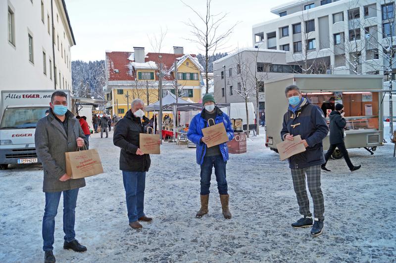 Stippvisite aus dem Gemeindeamt: V. l.: StR Christian Klammer (Referent f&uuml;r Stadtmarketing), Markt-Referent Vize-Bgm. Peter Neuwirth, Marktfierant Horst Durnig und Bgm. Gerhard Pirih. Die Stadtgemeinde Spittal stellt den Marktfieranten zum Auftakt 10.000