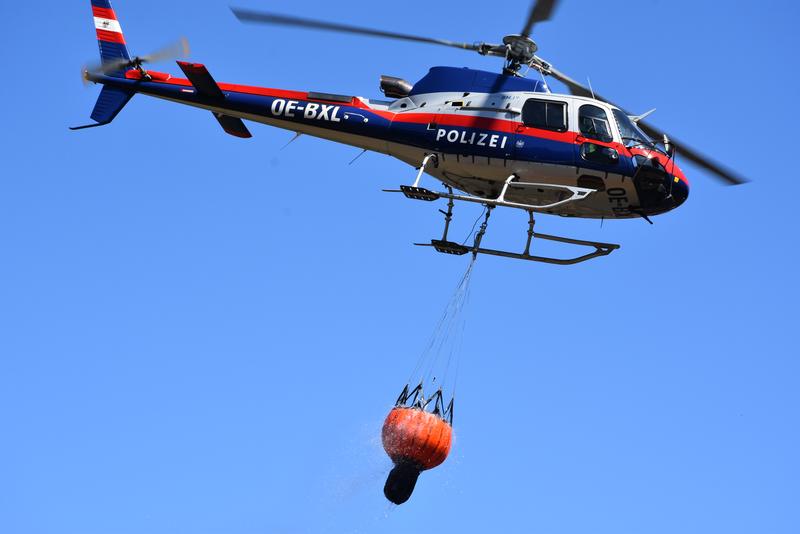 Eineinhalb Tage flogen die zwei Hubschrauber.