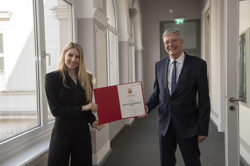 Sophie Sorschag und Anna Gasser wurden f&uuml;r ihre sportlichen Leistungen in Klagenfurt gew&uuml;rdigt. Foto: LPD/Just